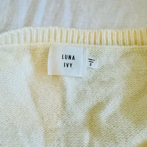 Elegant Cream Sweater with Bow Accents - Picture 6 of 6